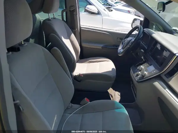 5TDZZ3DC8HS770779 2017 TOYOTA SIENNA - Image 8