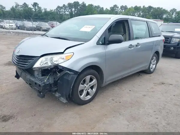 5TDZZ3DC8HS772354 2017 TOYOTA SIENNA - Image 2