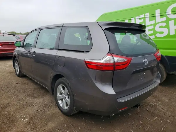 5TDZZ3DC8HS775383 2017 TOYOTA SIENNA - Image 2
