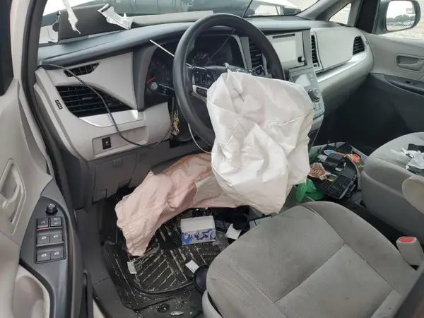 5TDZZ3DC8HS776498 2017 TOYOTA SIENNA - Image 8