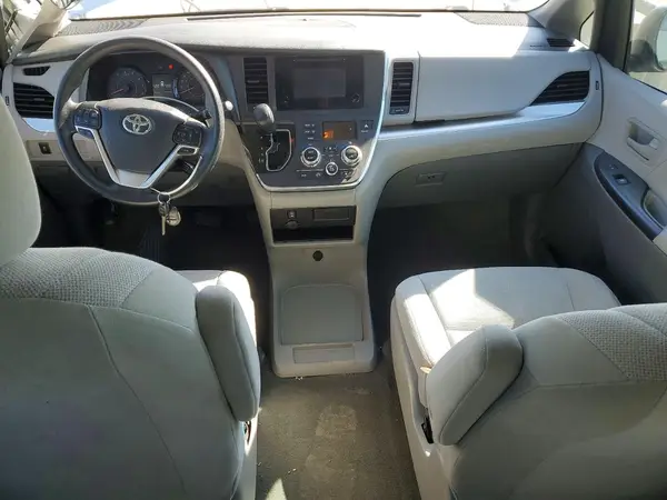 5TDZZ3DC8HS776792 2017 TOYOTA SIENNA - Image 8