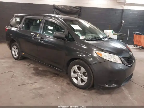 5TDZZ3DC8HS785086 2017 TOYOTA SIENNA - Image 1