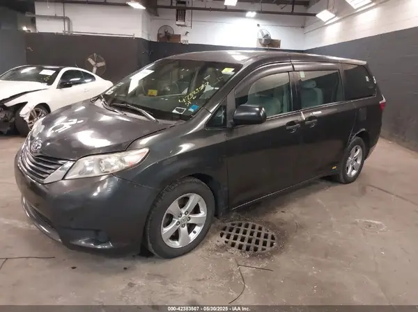 5TDZZ3DC8HS785086 2017 TOYOTA SIENNA - Image 2