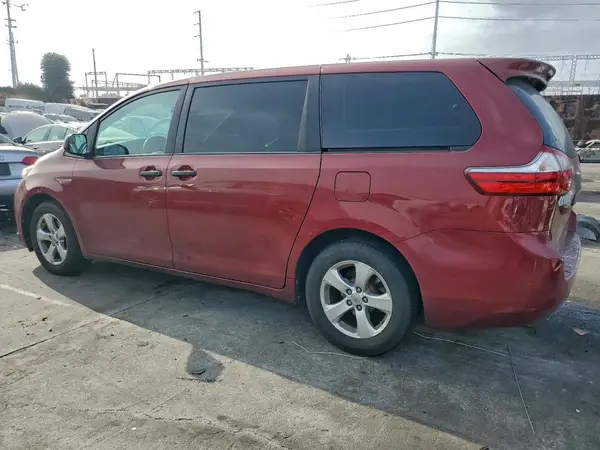 5TDZZ3DC8HS790000 2017 TOYOTA SIENNA - Image 2