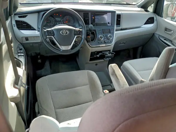 5TDZZ3DC8HS790000 2017 TOYOTA SIENNA - Image 8
