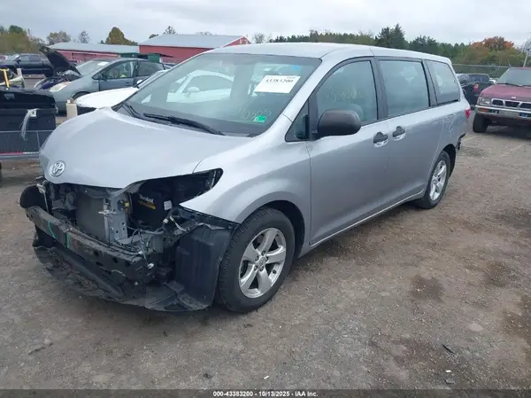 5TDZZ3DC8HS790305 2017 TOYOTA SIENNA - Image 2