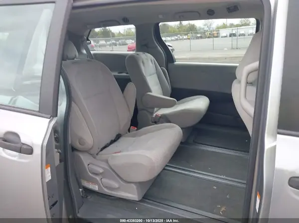 5TDZZ3DC8HS790305 2017 TOYOTA SIENNA - Image 8