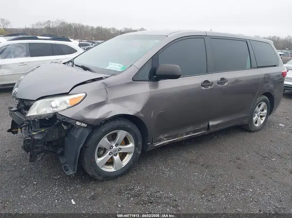 5TDZZ3DC8HS797044 2017 TOYOTA SIENNA - Image 2