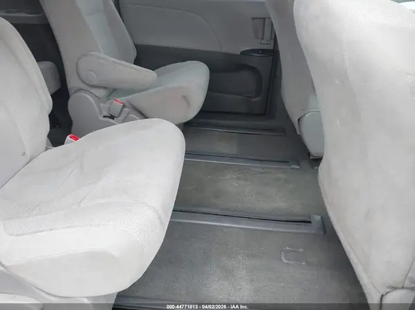 5TDZZ3DC8HS797044 2017 TOYOTA SIENNA - Image 8