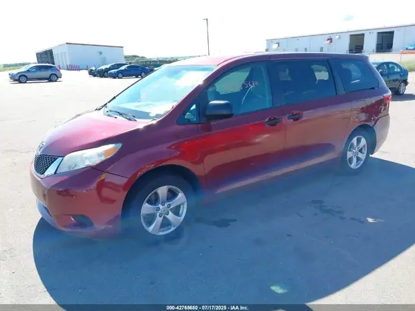 5TDZZ3DC8HS798145 2017 TOYOTA SIENNA - Image 2