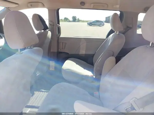 5TDZZ3DC8HS798145 2017 TOYOTA SIENNA - Image 8