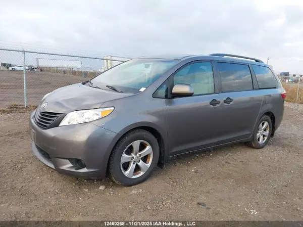 5TDZZ3DC8HS799442 2017 TOYOTA SIENNA - Image 2