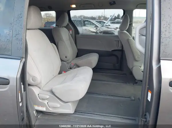 5TDZZ3DC8HS799442 2017 TOYOTA SIENNA - Image 8
