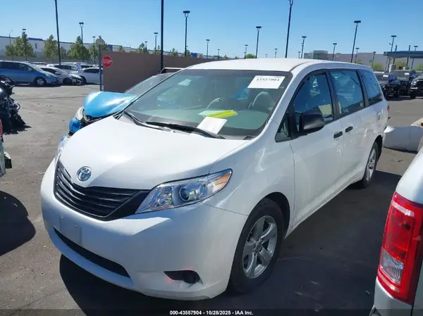 5TDZZ3DC8HS800900 2017 TOYOTA SIENNA - Image 2