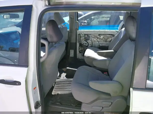 5TDZZ3DC8HS800900 2017 TOYOTA SIENNA - Image 8