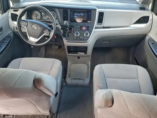 5TDZZ3DC8HS807121 2017 TOYOTA SIENNA - Image 8