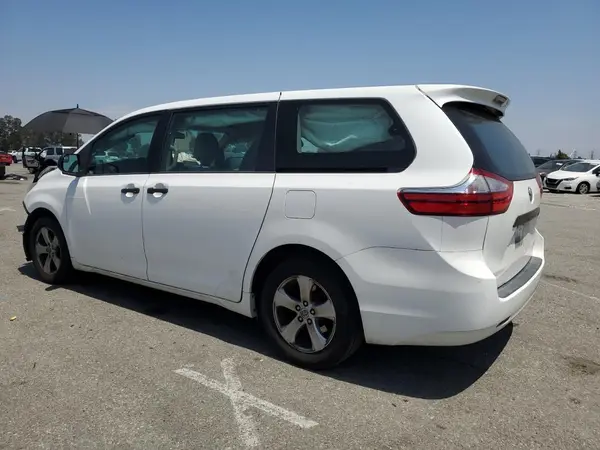 5TDZZ3DC8HS814330 2017 TOYOTA SIENNA - Image 2