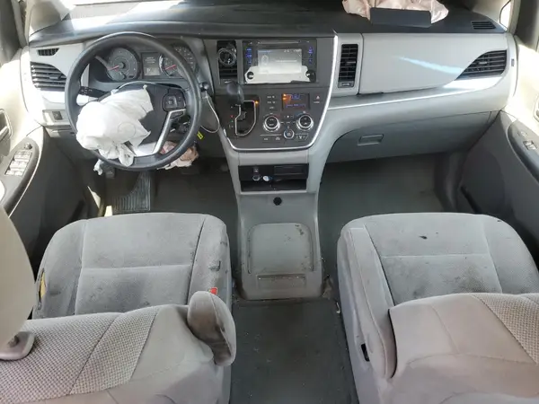 5TDZZ3DC8HS814330 2017 TOYOTA SIENNA - Image 8