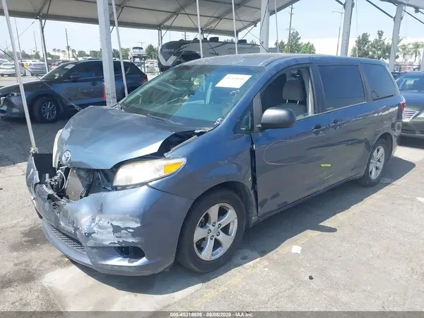 5TDZZ3DC8HS824307 2017 TOYOTA SIENNA - Image 2