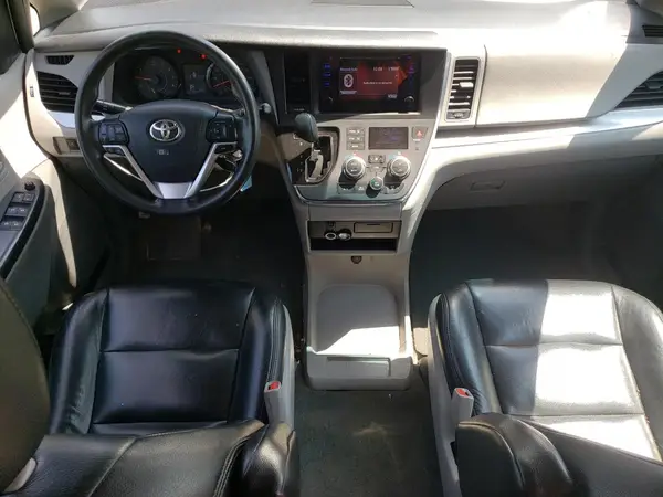 5TDZZ3DC8HS841995 2017 TOYOTA SIENNA - Image 8