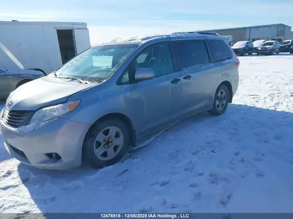 5TDZZ3DC8HS846100 2017 TOYOTA SIENNA - Image 2