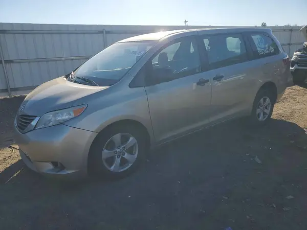 5TDZZ3DC8HS869022 2017 TOYOTA SIENNA - Image 1