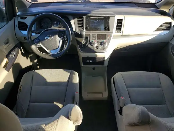 5TDZZ3DC8HS869022 2017 TOYOTA SIENNA - Image 8