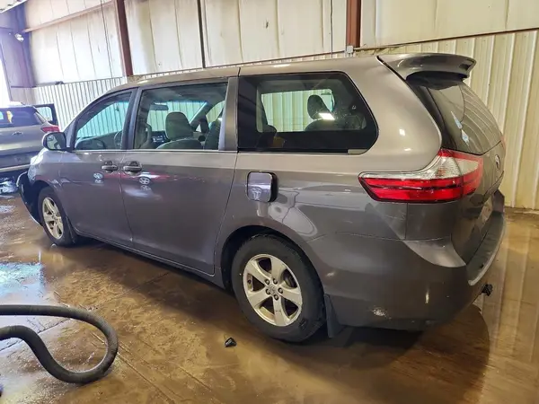 5TDZZ3DC8HS874236 2017 TOYOTA SIENNA - Image 2
