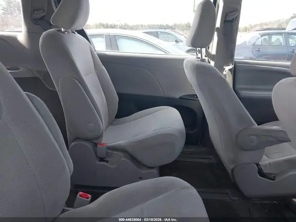 5TDZZ3DC8HS875290 2017 TOYOTA SIENNA - Image 8