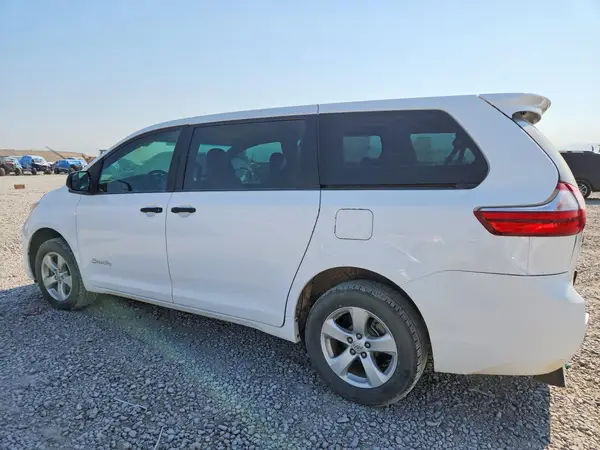 5TDZZ3DC8HS875841 2017 TOYOTA SIENNA - Image 2