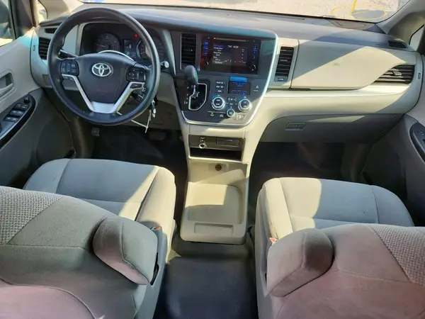 5TDZZ3DC8HS875841 2017 TOYOTA SIENNA - Image 8