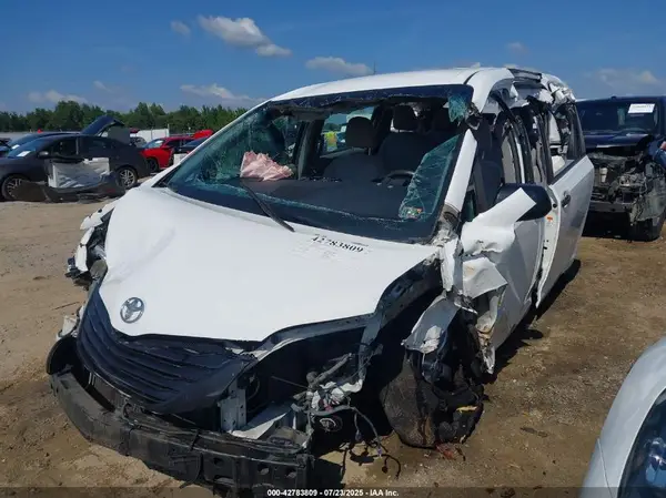 5TDZZ3DC8HS892087 2017 TOYOTA SIENNA - Image 2