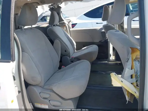 5TDZZ3DC8HS892087 2017 TOYOTA SIENNA - Image 8