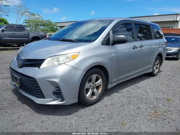 5TDZZ3DC8JS898929 2018 TOYOTA SIENNA - Image 2
