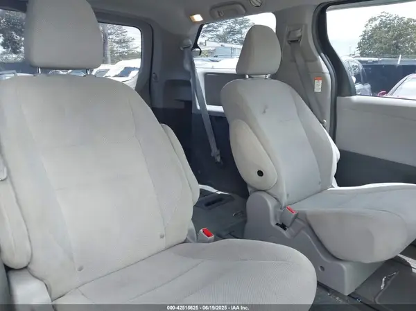 5TDZZ3DC8JS898929 2018 TOYOTA SIENNA - Image 8