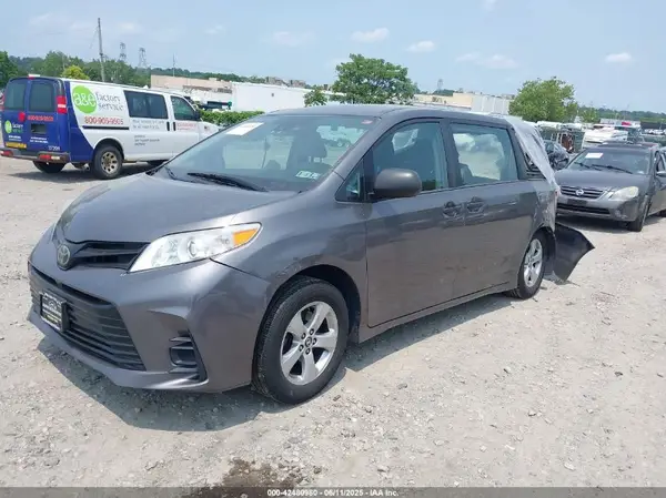 5TDZZ3DC8JS901442 2018 TOYOTA SIENNA - Image 2