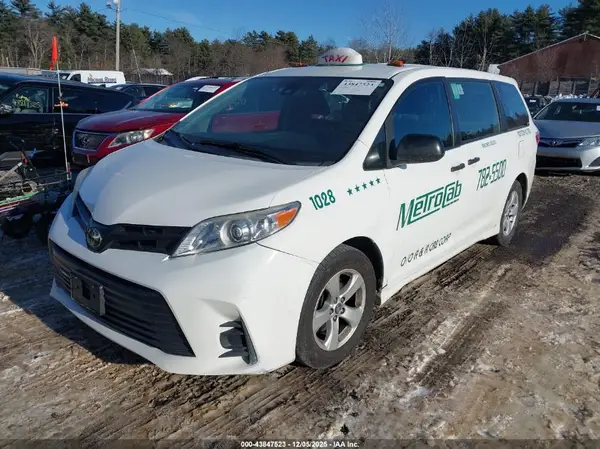 5TDZZ3DC8JS955596 2018 TOYOTA SIENNA - Image 2