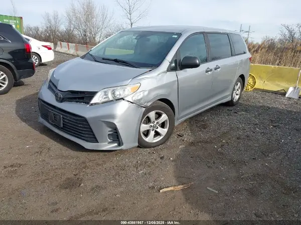 5TDZZ3DC8JS959924 2018 TOYOTA SIENNA - Image 2