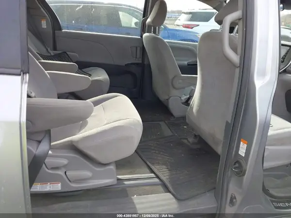5TDZZ3DC8JS959924 2018 TOYOTA SIENNA - Image 8