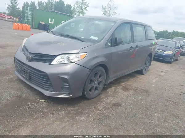 5TDZZ3DC8JS965724 2018 TOYOTA SIENNA - Image 2