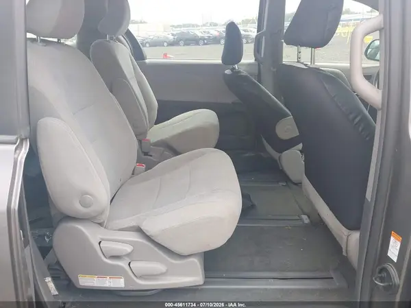5TDZZ3DC8JS965724 2018 TOYOTA SIENNA - Image 8