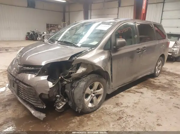 5TDZZ3DC8KS966387 2019 TOYOTA SIENNA - Image 2