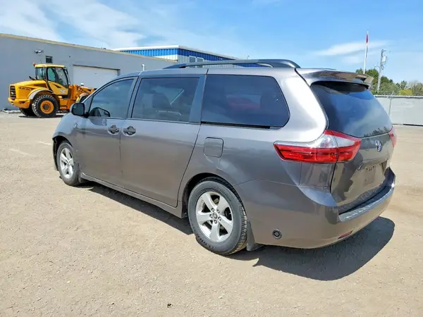 5TDZZ3DC8KS967829 2019 TOYOTA SIENNA - Image 2