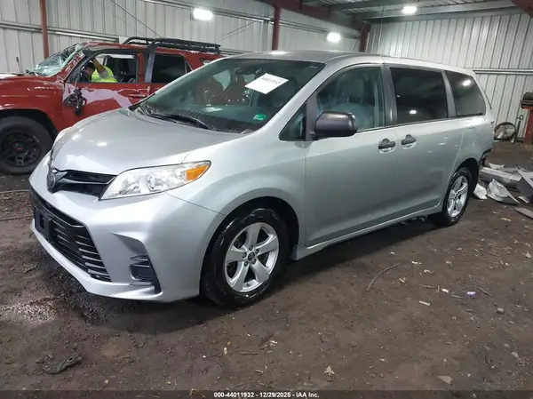 5TDZZ3DC8LS025460 2020 TOYOTA SIENNA - Image 2
