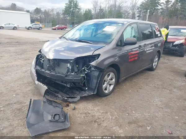 5TDZZ3DC8LS078255 2020 TOYOTA SIENNA - Image 2