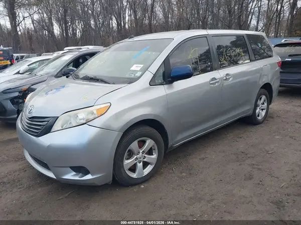 5TDZZ3DC9HS848633 2017 TOYOTA SIENNA - Image 2
