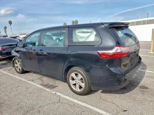 5TDZZ3DC9HS850401 2017 TOYOTA SIENNA - Image 2
