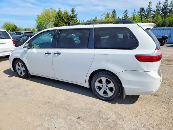 5TDZZ3DC9HS854013 2017 TOYOTA SIENNA - Image 2