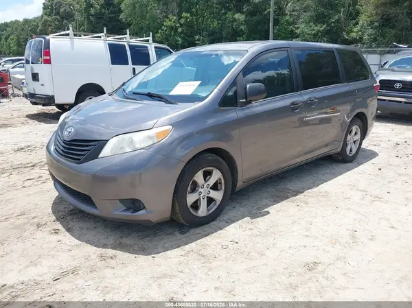5TDZZ3DC9HS879042 2017 TOYOTA SIENNA - Image 2
