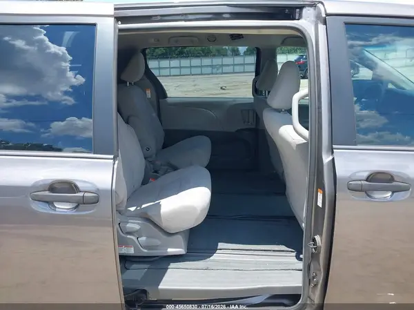 5TDZZ3DC9HS879042 2017 TOYOTA SIENNA - Image 8